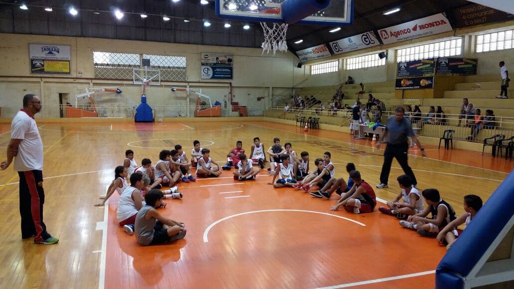 Seletiva de basquete reúne cerca de 70 garotos no Educamais Centro