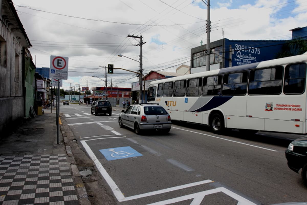 Ruas de Jacareí voltam a funcionar com vagas de estacionamento