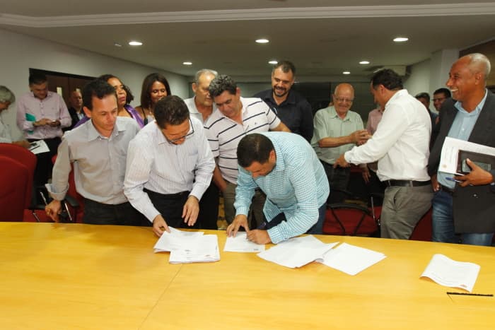Prefeitura permite gestão de estádio para diretoria do JAC