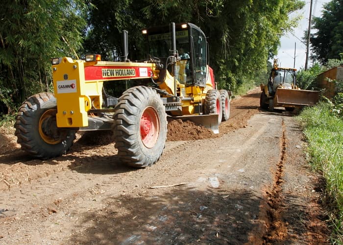 Prefeitura realiza manutenção de ruas e estradas de terra