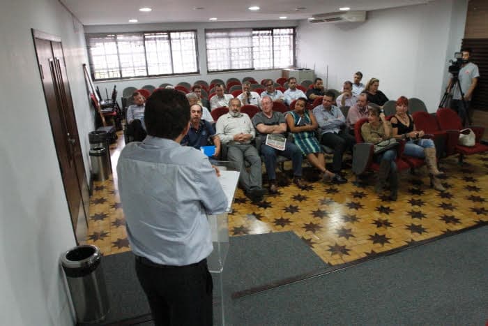 Prefeitura assina contrato com hospitais para zerar a fila de exames atrasados