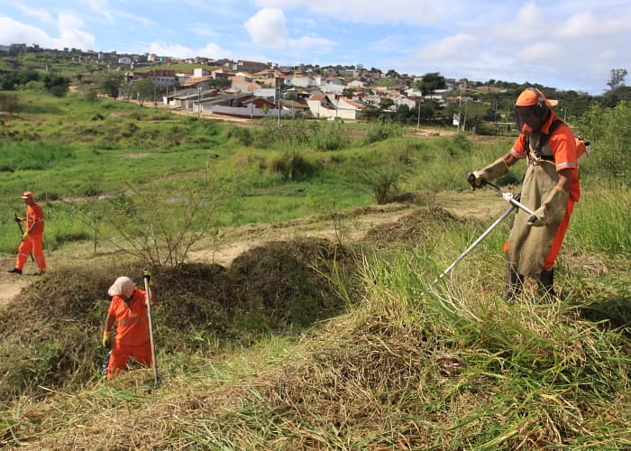 Nova Jacareí e outros seis bairros recebem serviços de capina