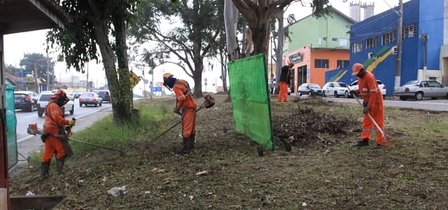 Secretaria do Meio Ambiente realiza capina em vários bairros