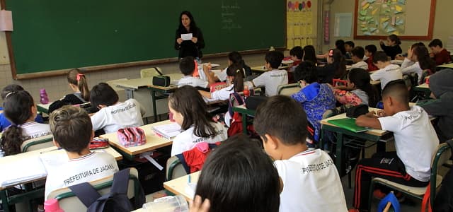 Professores de Jacareí recebem visita de representantes da Nova Escola