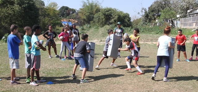 Crianças do Igarapés recebem aulas de Rugby