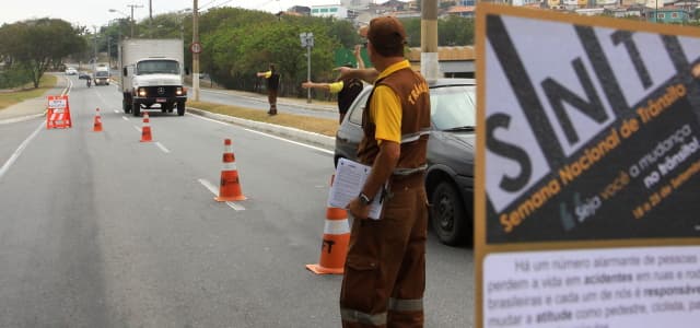Motoristas de ônibus experimentam a vida do ciclista
