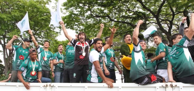 Campeão brasileiro, Jacareí Rugby desfila em carro aberto pela cidade