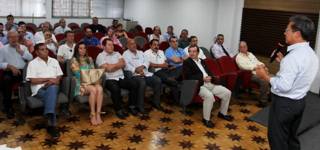 Desenvolvimento Econômico reúne corretores para divulgar cadastramento de imóveis