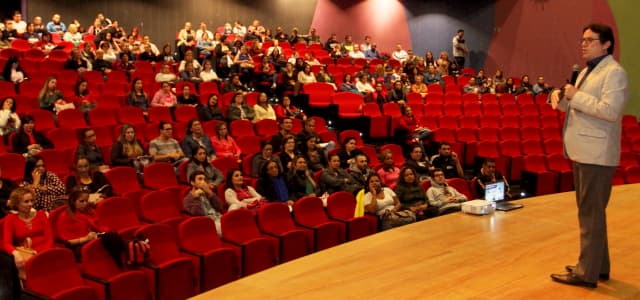 Professores de Jacareí participam de palestra