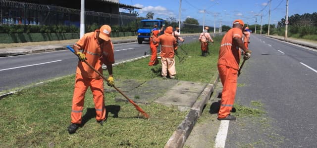 Sete bairros recebem capina nesta semana