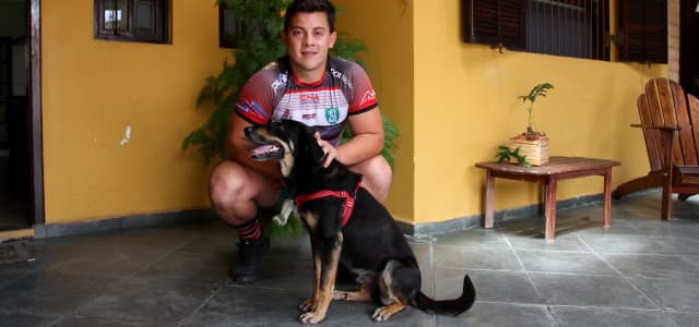 Atleta de rugby adota cachorro do Canil