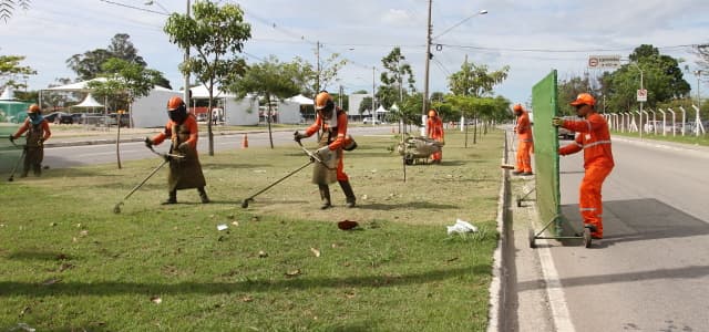 Meio Ambiente faz capina 4 vezes em todos os bairros da cidade