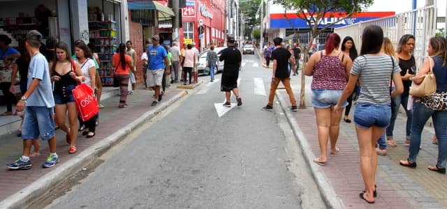 Trechos da rua Sargento Acrísio Santana são interditados para segurança dos pedestres