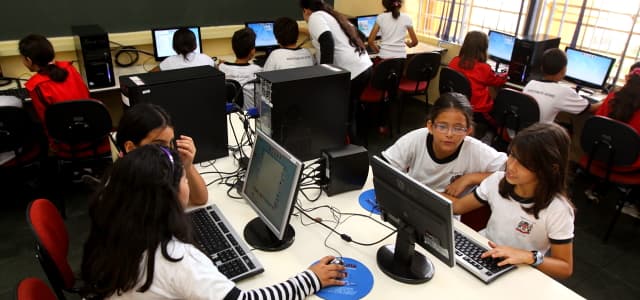 Jacareí discute inserção de novas tecnologias na rede de ensino