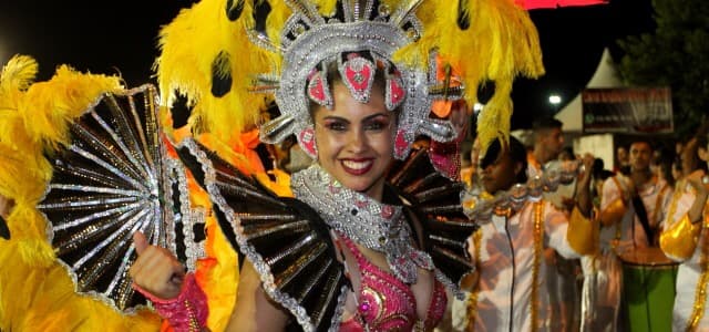 Retorno do desfile de Carnaval de rua em Jacareí reúne 12 mil foliões