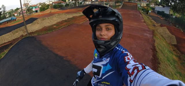 Piloto feminino do Jacareí Bicicross disputa Copa de BMX na Bolívia