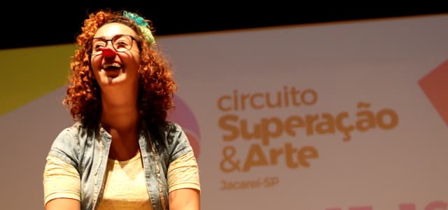 Artista com paralisia cerebral se apresenta em Jacareí