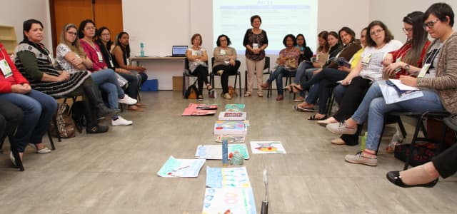 Professores recebem oficinas no Centro de Formação
