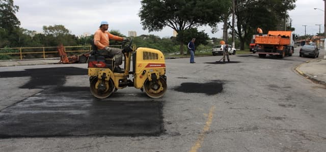 Operação tapa-buraco atende a três bairros nesta semana em Jacareí