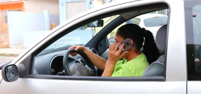 Jacareí reduz 85% das multas por utilizar celular no trânsito em dois anos