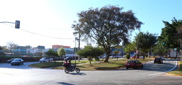 Rotatória do Califórnia ganha remodelação e semáforo