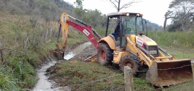 Secretaria de Infraestrutura realiza manutenção em diversos bairros da cidade