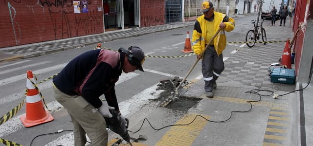 Mobilidade Urbana faz reparos nas calçadas da região central