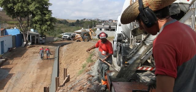 Secretaria de Infraestrutura realiza obras e manutenção em diversos bairros da cidade