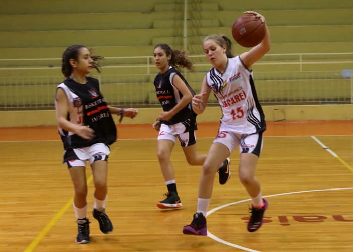Secretaria de Esporte inicia turmas de basquete no SESI Jacareí