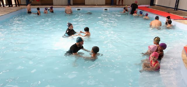 Reabertura das piscinas do EducaMais Centro reúne pais, crianças e autoridades