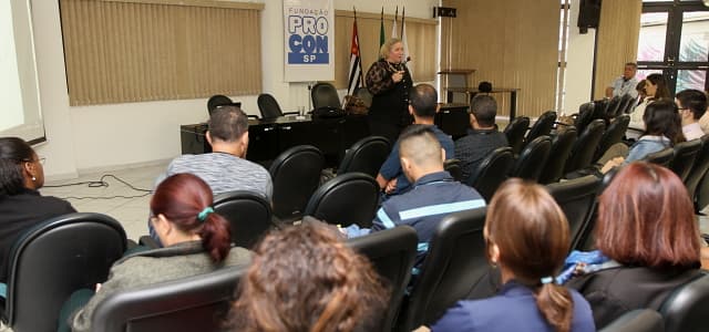 Palestra alerta consumidor sobre seus direitos