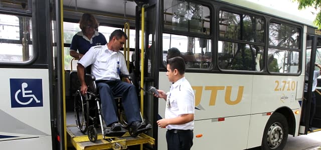 Motoristas de ônibus vivenciam as dificuldades enfrentadas por pessoas com mobilidade reduzida