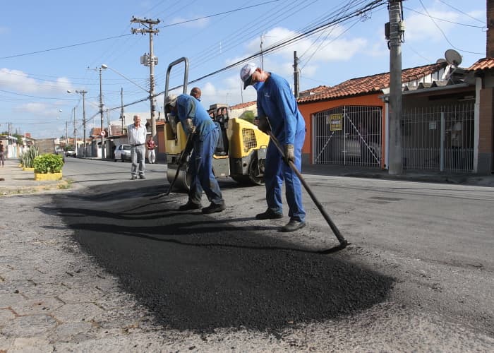 Infraestrutura faz manutenção em diversos bairros da cidade