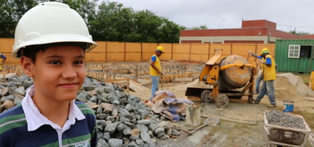 ‘Prefeito por um dia’ visita obras e assina decreto que institui o Dia do Leitor Mirim