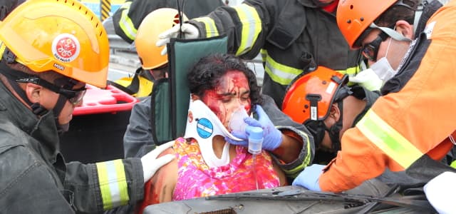 Simulação de acidente de trânsito alerta sobre prevenção e atenção