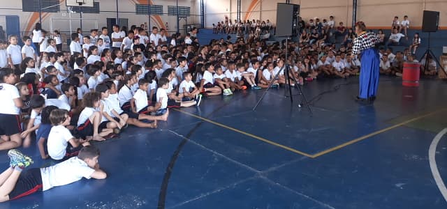 Alunos da EMEF Santa Rosa recebem teatro infantil