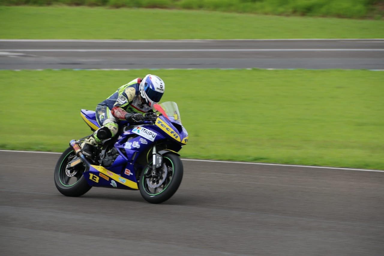 Piloto de Jacareí garante pódio no SuperBike Brasil