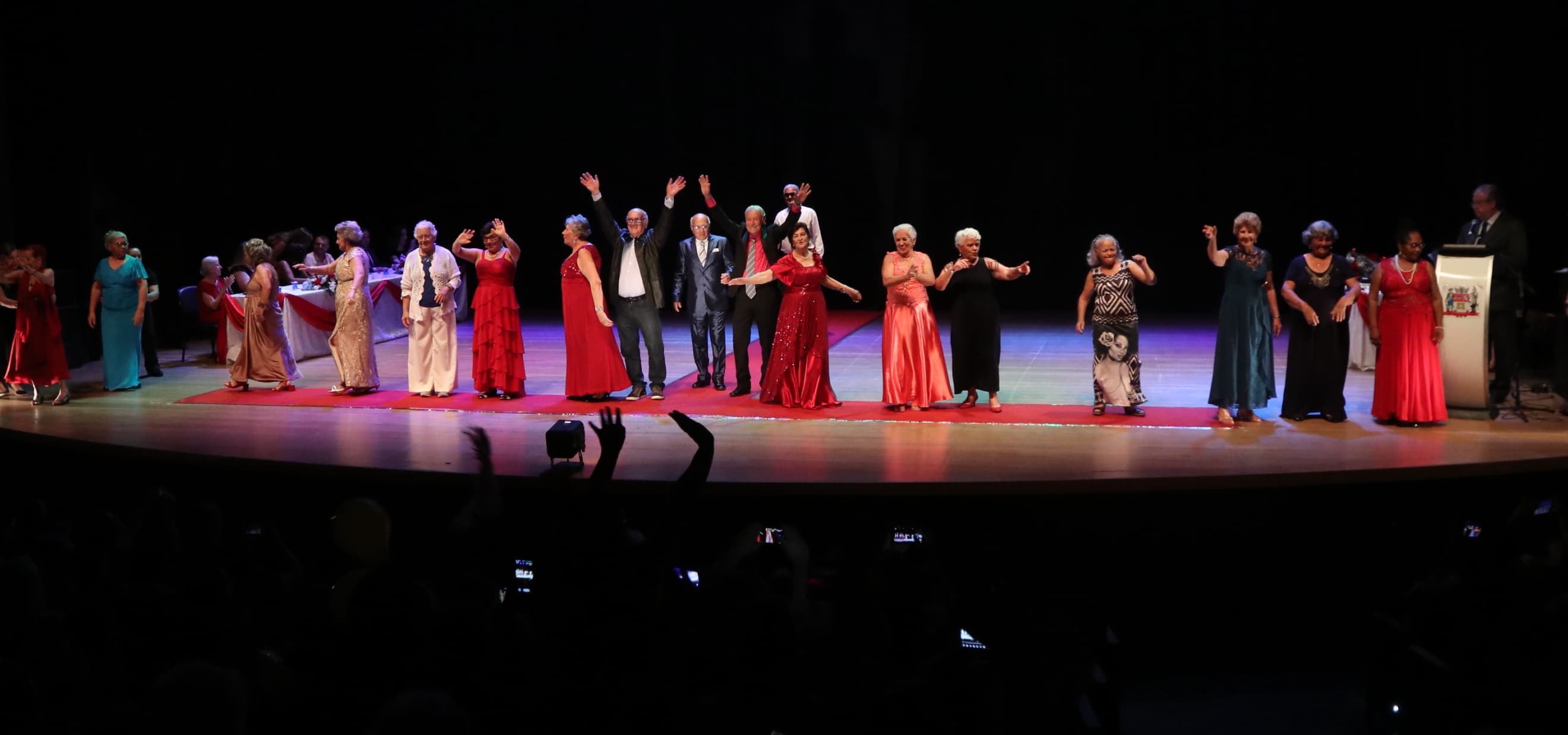 Concurso Miss e Mister Melhor Idade elege representantes em noite de gala