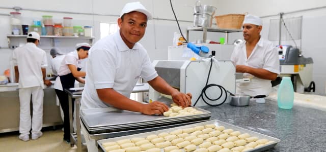 Jovem se destaca e conquista primeiro emprego em panificação