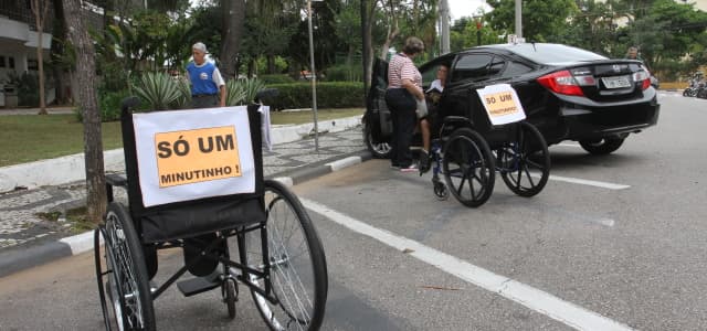Campanha educativa: Cadeiras de rodas ocupam vagas de estacionamento destinadas as pessoas com deficiência