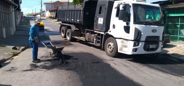 Infraestrutura realizou operação ‘Tapa Buraco’ em três bairros na última semana