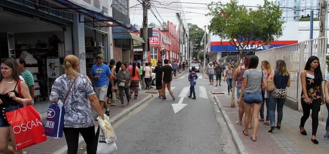 Trechos da rua Sargento Acrísio Santana são interditados para segurança dos pedestres