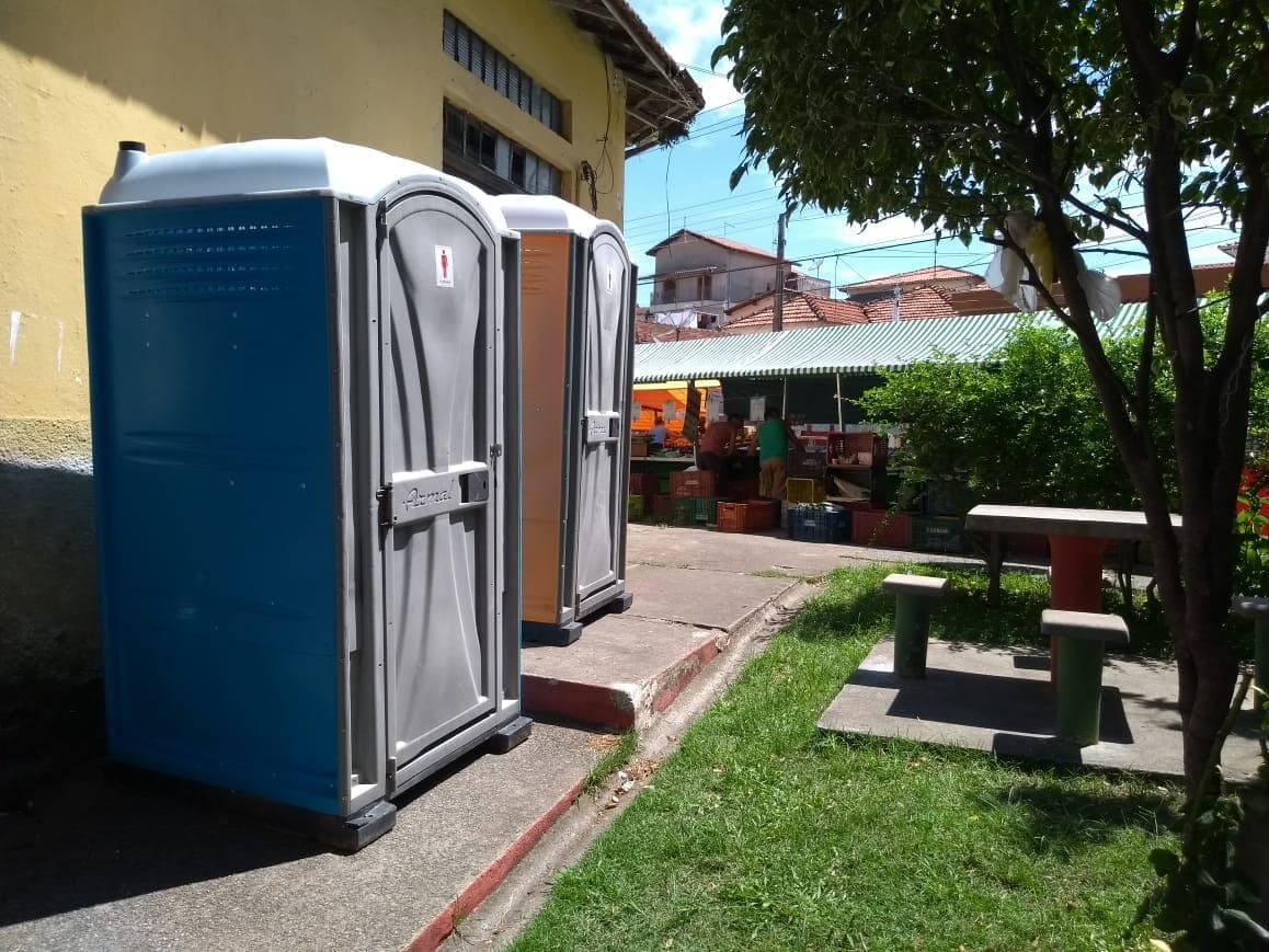 Feirantes comemoram instalação de banheiros químicos nas feiras livres