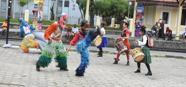 ‘Folia de Reis’ coloriu Praça do Rosário no domingo (13)