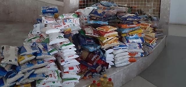 Associação Jacareiense do Samba doa meia tonelada de alimentos para entidade