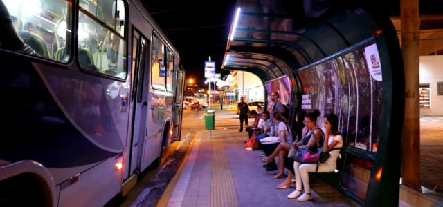 Novos abrigos de ônibus são instalados em Jacareí para conforto da população