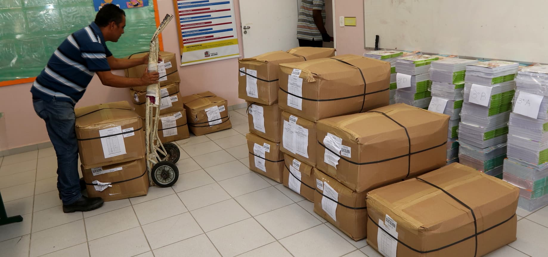 Escolas municipais recebem uniformes escolares