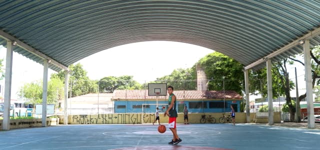 Secretaria de Esportes realiza troca da iluminação da quadra do Parque Brasil