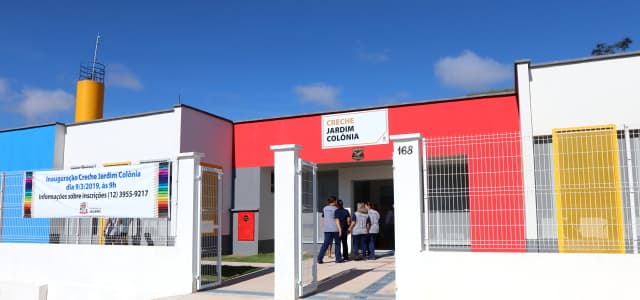Comunidade comemora entrega de creche no Jardim Colônia