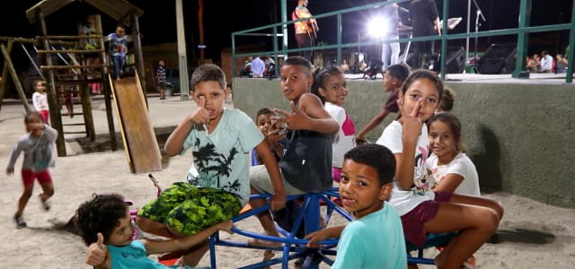 Moradores comemoram a entrega da praça do bairro 22 de Abril